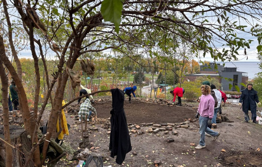 У Черкасах висадили квітник пам’яті на Замковому узвозі
